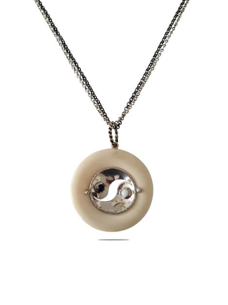 Yin Yang beyaz ve siyah kolye resmi